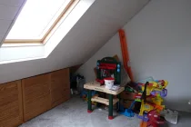 weiteres Zimmer mit ca. 8 m² im DG