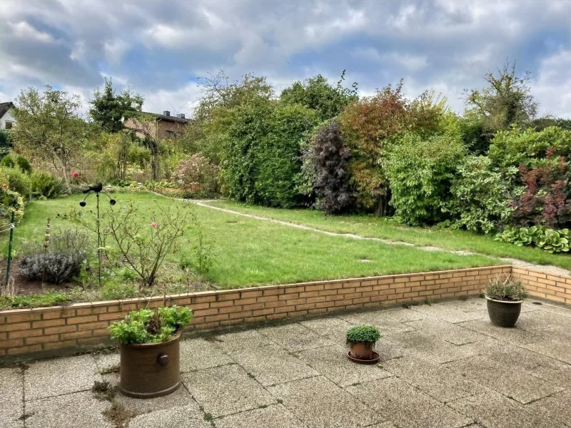 Ausblick von der Terrasse in den Garten