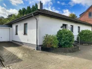 seitlicher Blick zum Bungalow mit Garage 