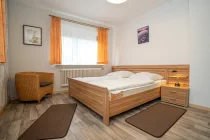 Schlafzimmer 2 (EG)