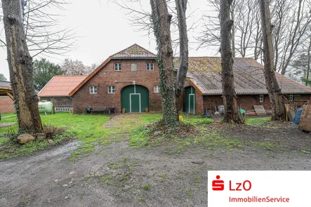 Außenansicht (Landhaus) - Haus kaufen in Varel - Bauernhaus mit 2 Hallen und Zweifamilienhaus auf 13.676 m²-Grundstück