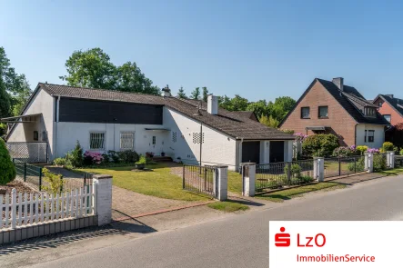  - Haus kaufen in Stuhr - Exclusive Immobilie mit Doppelgarage und großem Carport