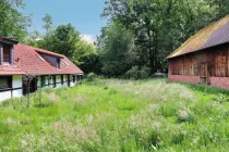 Grundstück zwischen Wohnhaus und Scheune