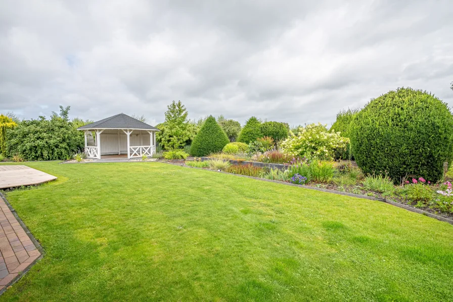 Garten mit Teehaus und kleinem Teich