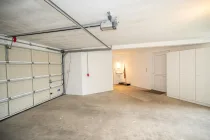 große Garage mit viel Stellplatz