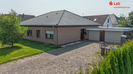 Luftaufnahme - Haus kaufen in Stadland - Ebenerdiges Wohnen in ruhiger Siedlung