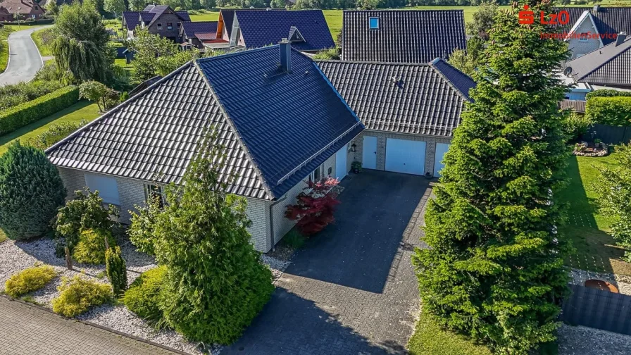 Luftaufnahme - Haus kaufen in Elsfleth - Ebenerdiges und modernes Wohnen nahe des Weserstrandes