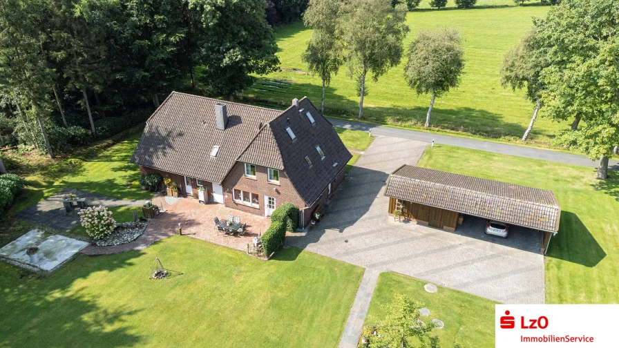 Außenansicht - Haus kaufen in Apen - Wohnhaus mit zwei Einheiten in idyllischer Lage mit Gartenteich