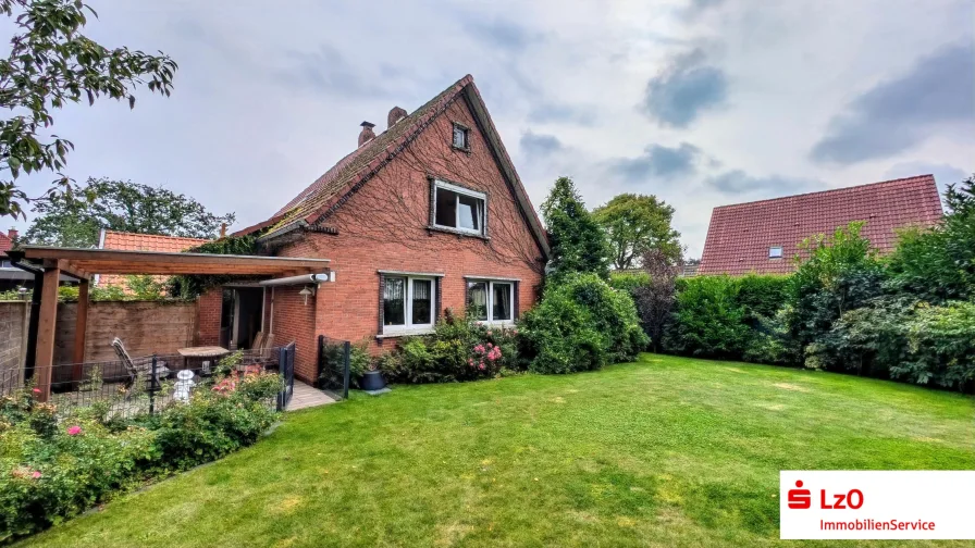 Außenansicht / Garten - Haus kaufen in Schortens - Großes Einfamilienhaus mit Erbbaurecht und Solaranlage