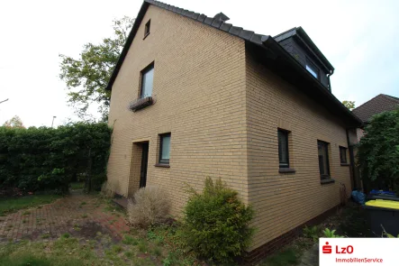 Außenansicht - Haus kaufen in Oldenburg - großzügiges Einfamilienhaus mit kleinem Garten