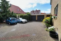 Parkplätze und Garage hinter dem Haus