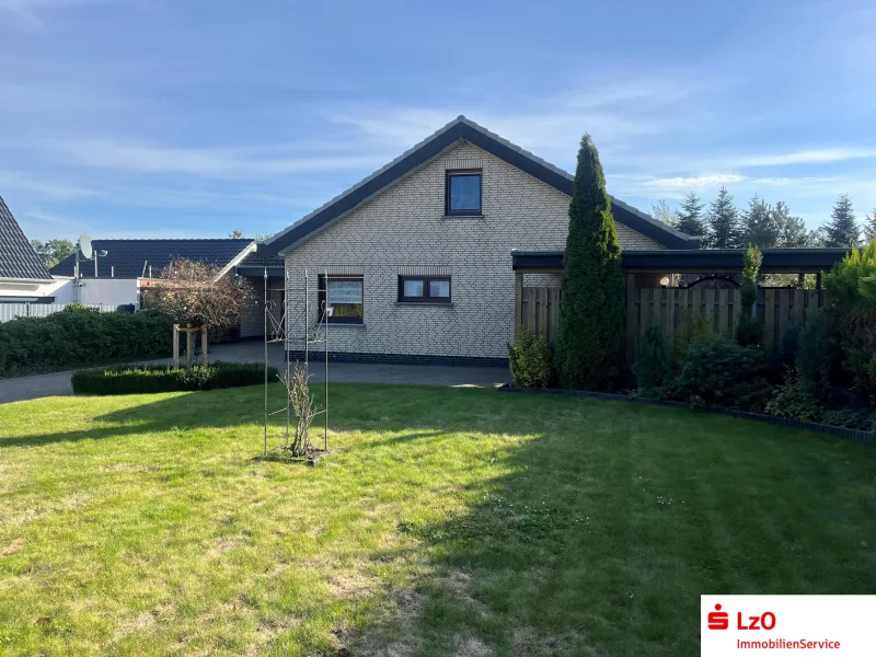 Außenansicht - Haus kaufen in Ganderkesee - Schönes Einfamilienhaus mit Garage, Doppelcarport und großem Garten