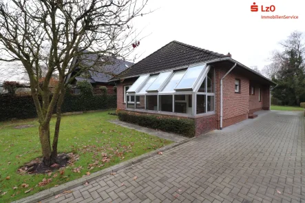 Vorderansicht - Haus kaufen in Oldenburg - Überzeugender Bungalow auf großem Grundstück