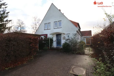 Vorderansicht - Haus kaufen in Oldenburg - Modernisieren oder Abriss - Große Immobilie auf Eckgrundstück