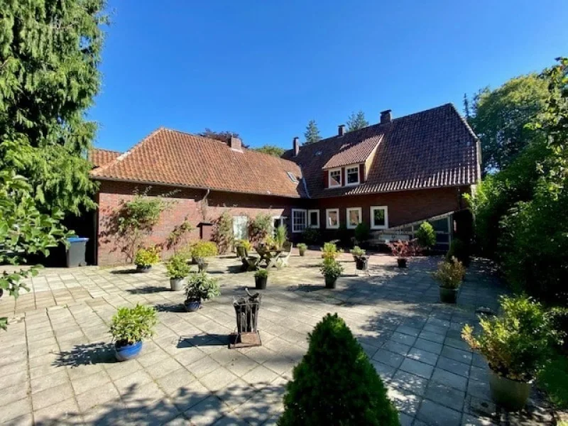 Geschützt und  sehr weitläufig präsentiert sich die Terrasse