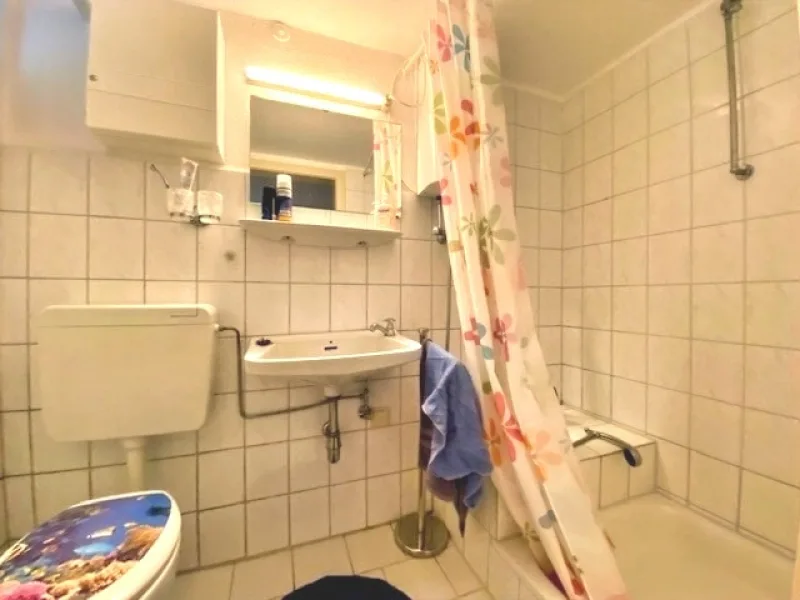 Auch das helle Duschbad im Souterrain hat ein Fenster