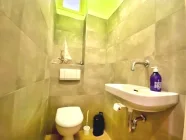 Moderne Steinoptik dominiert das Gäste-WC