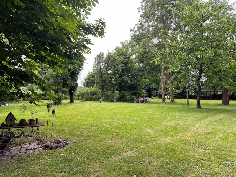 Die große Rasenfläche ist ein herrlicher Spielplatz