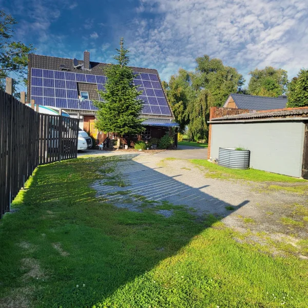 Gartenansicht mit Solaranlage