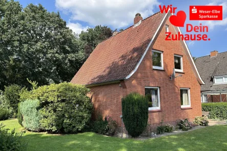 Seitenansicht - Haus kaufen in Hemmoor - Charmantes Einfamilienhaus am Waldrand