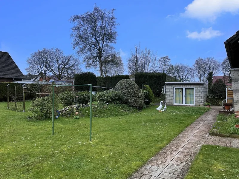 Garten mit Gartenhaus + Teich