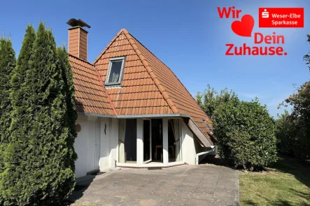 Gartenansicht mit Süd-Terrasse - Haus kaufen in Wurster Nordseeküste - Ferienhaus hinterm Deich in Feldrandlage