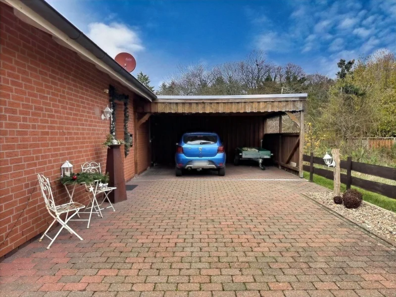 Auffahrt mit Carport