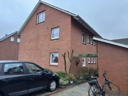 Straßenansicht - Haus kaufen in Otterndorf - Gepflegter Wohnkomplex im Nordseebad Otterndorf