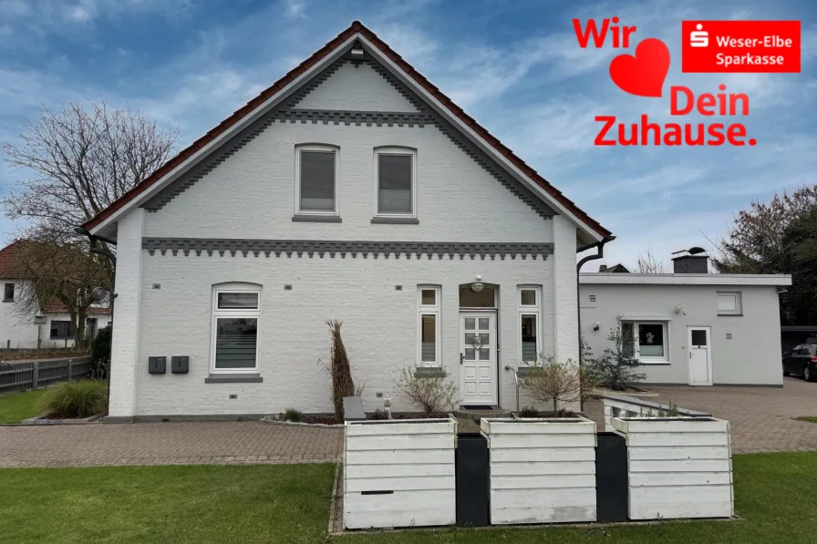 Giebelansicht mit Terrasse - Haus kaufen in Wurster Nordseeküste - Ihr neues Zuhause mit Einliegerwohnung