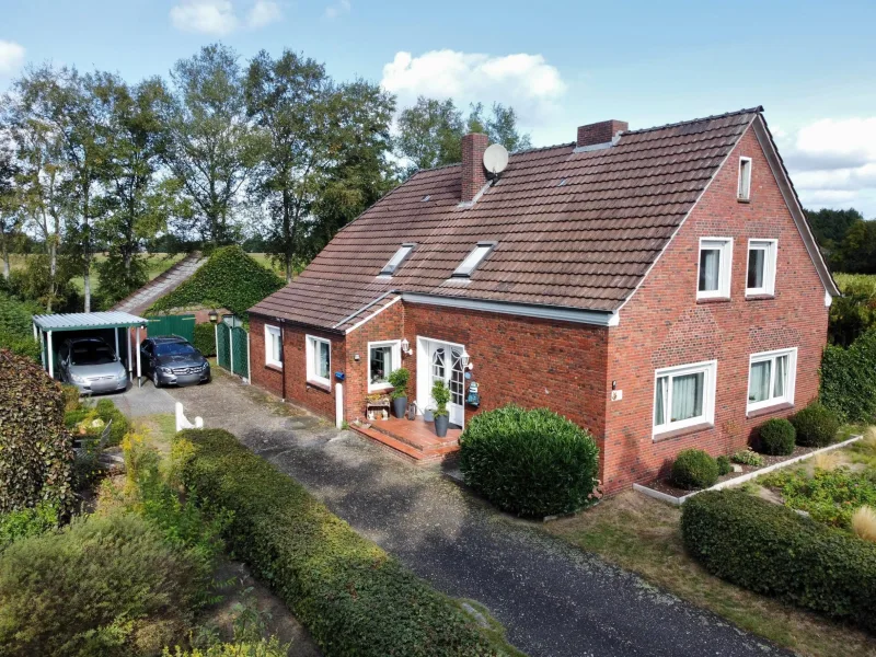 Seitenansicht - Haus kaufen in Westoverledingen - Idyllische Lage trifft charmanten Landhausstil