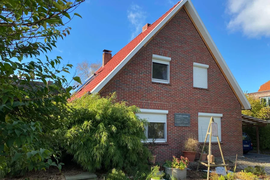 Hausansicht - Haus kaufen in Wittmund - Modernisierte Immobilie in Toplage! Derzeit vermietet.
