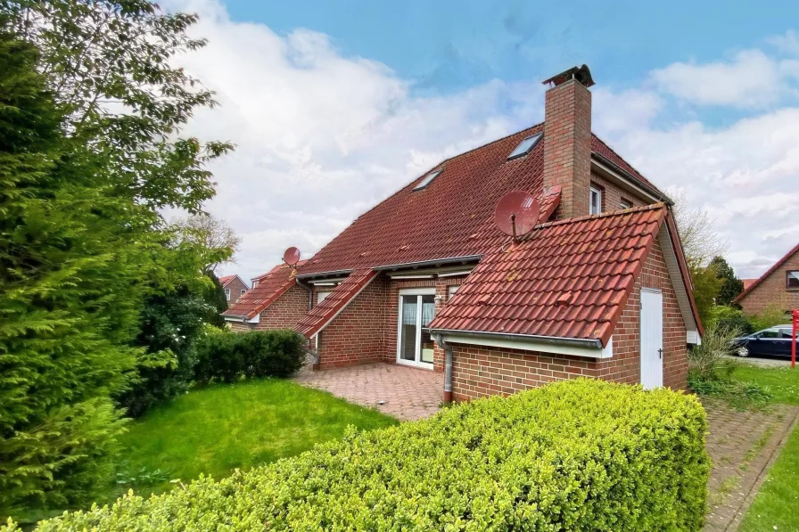Hausansicht - Haus kaufen in Wittmund - CarolinensielTolle Südterrasse