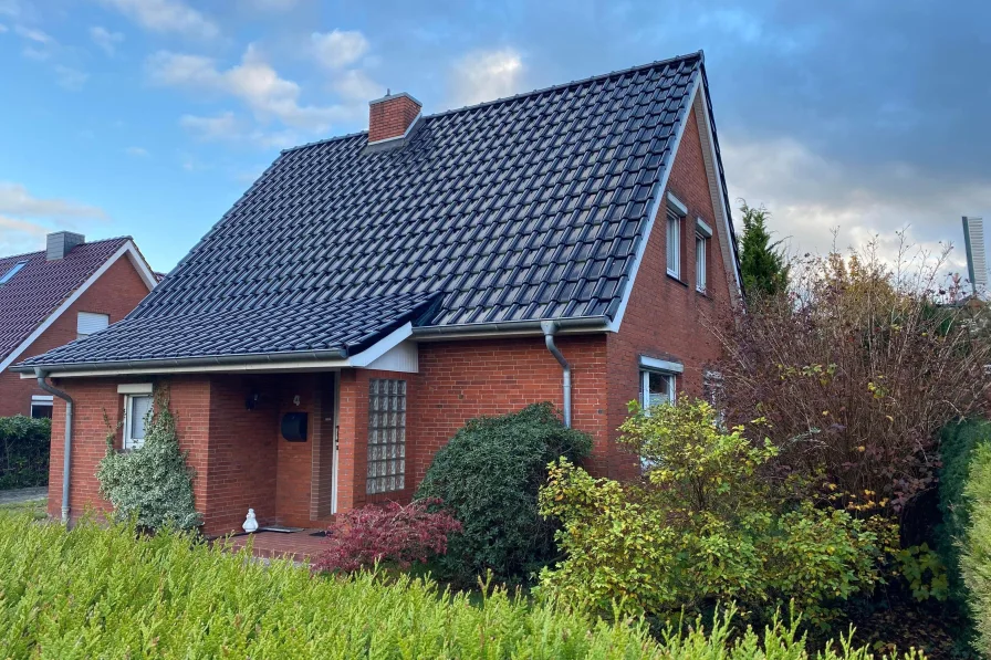 Hausansicht - Haus kaufen in Wittmund - Zentrumsnahe Wohnlage - Volle Südlage!