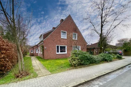 Straßenfront - Haus kaufen in Westoverledingen - Vermietete Kapitalanlage mit attraktiver Bauoption