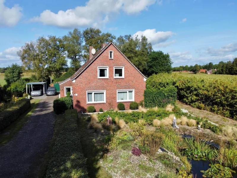 Vorderansicht - Haus kaufen in Westoverledingen - Idyllische Lage trifft charmanten Landhausstil