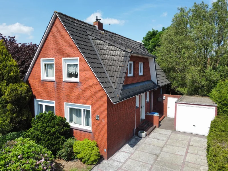 Vorderansicht - Haus kaufen in Moormerland - Großes Zuhause in ruhiger Siedlungslage von Neermoor