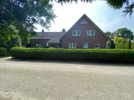 Hausansicht - Haus kaufen in Wittmund - Einmalige Alleinlage - Geeignet als Mehrgenerationenhaus!