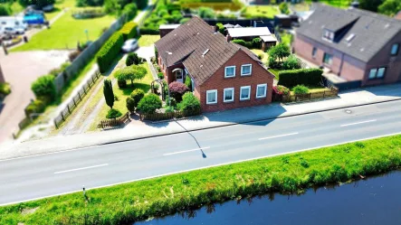 Vogelperspektive - Haus kaufen in Rhauderfehn - Viel Potenzial direkt am Kanal - großes Platzangebot