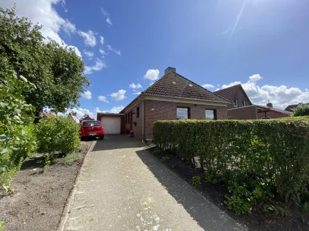 Hausansicht mit Garage - Haus kaufen in Wittmund - Zentral und ruhig gelegen - Herrlicher Garten!