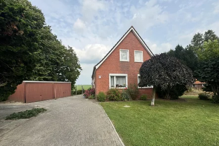 Straßenfront  - Haus kaufen in Bunde - Charmante Immobilie mit tollem Fernblick