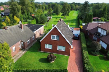 Straßenansicht - Haus kaufen in Weener - Großes Grundstück, zentrale Lage, Potenzial für Sie