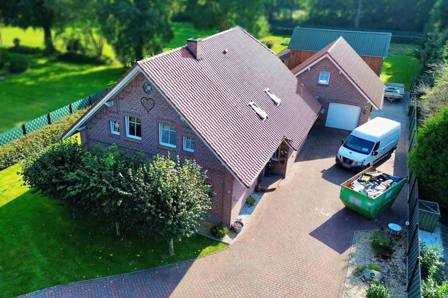 Straßenfront  - Haus kaufen in Westoverledingen - Wohntraum mit viel Platz im und ums Haus