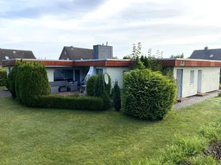 Rückansicht mit Terrasse - Haus kaufen in Wittmund - Zwangsversteigerung - Bungalow in begehrter Wohnlage!