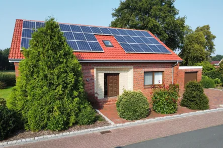 Vorderansicht - Haus kaufen in Moormerland - Saniertes Haus mit Wasserlage! 