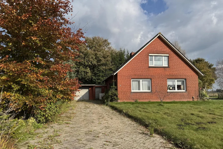 Vorderansicht - Haus kaufen in Moormerland - Gemütliches Haus mit eigenem Wald in Wiekenlage!