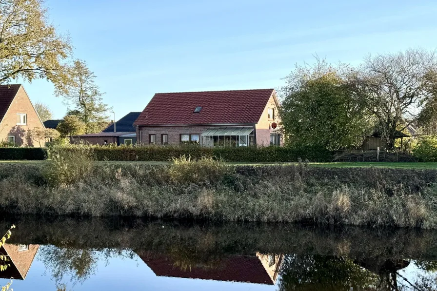 Ansicht Sauteler Kanal - Haus kaufen in Moormerland - Saniertes Haus mit Wasserlage! 