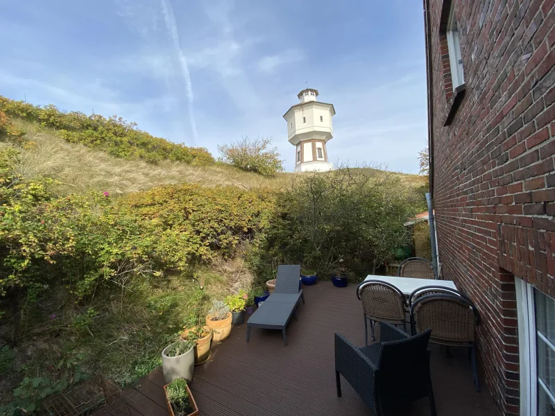 Terrasse - Haus kaufen in Langeoog - Blick auf den WasserturmHaus in den Dünen von Langeoog