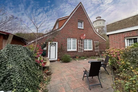 Außenansicht - Haus kaufen in Langeoog - Blick auf den WasserturmHaus in den Dünen von Langeoog