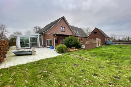 Gartenansicht - Haus kaufen in Wittmund - Charmantes Mehrgenerationenhaus mit zusätzlichem Land