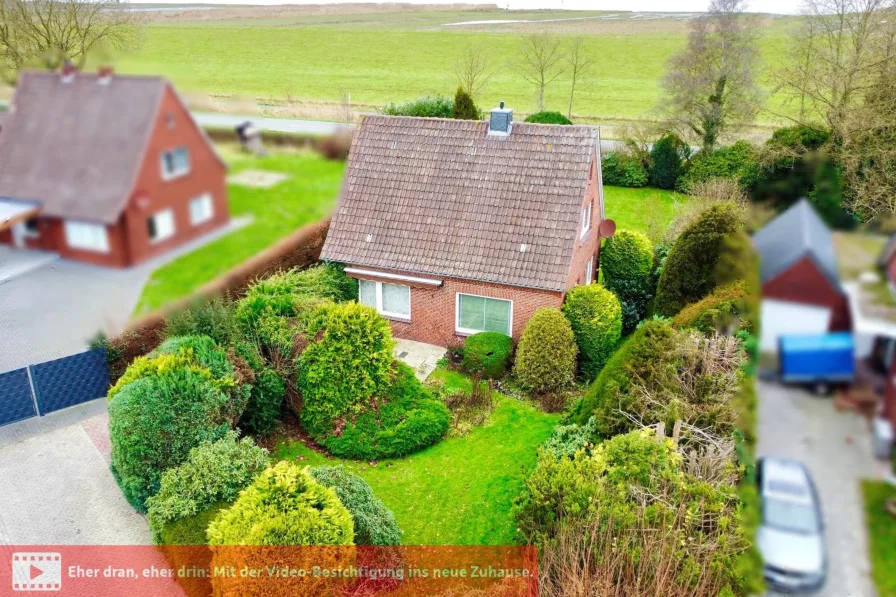 Vogelperspektive - Haus kaufen in Leer - Gemütliches Wohnen unterm Deich auf großem Grundstück